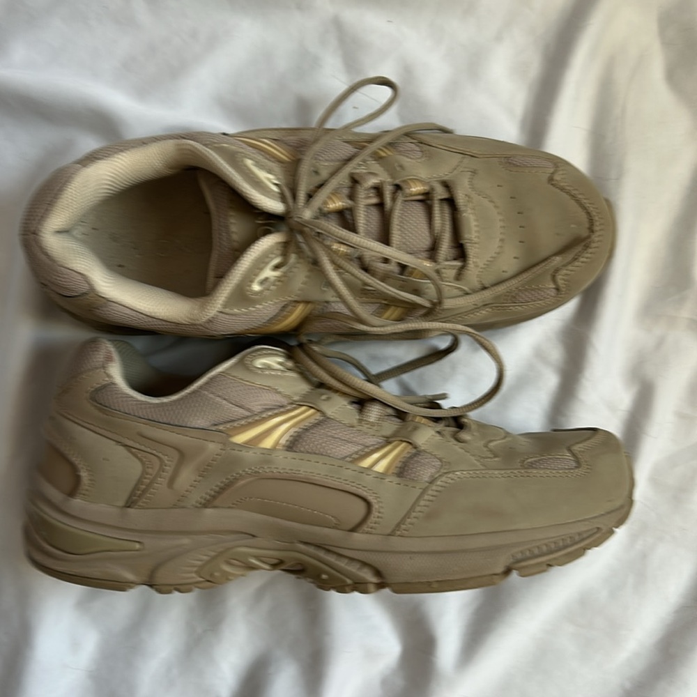 Vionic Walker Beige Lace-Up Sneakers